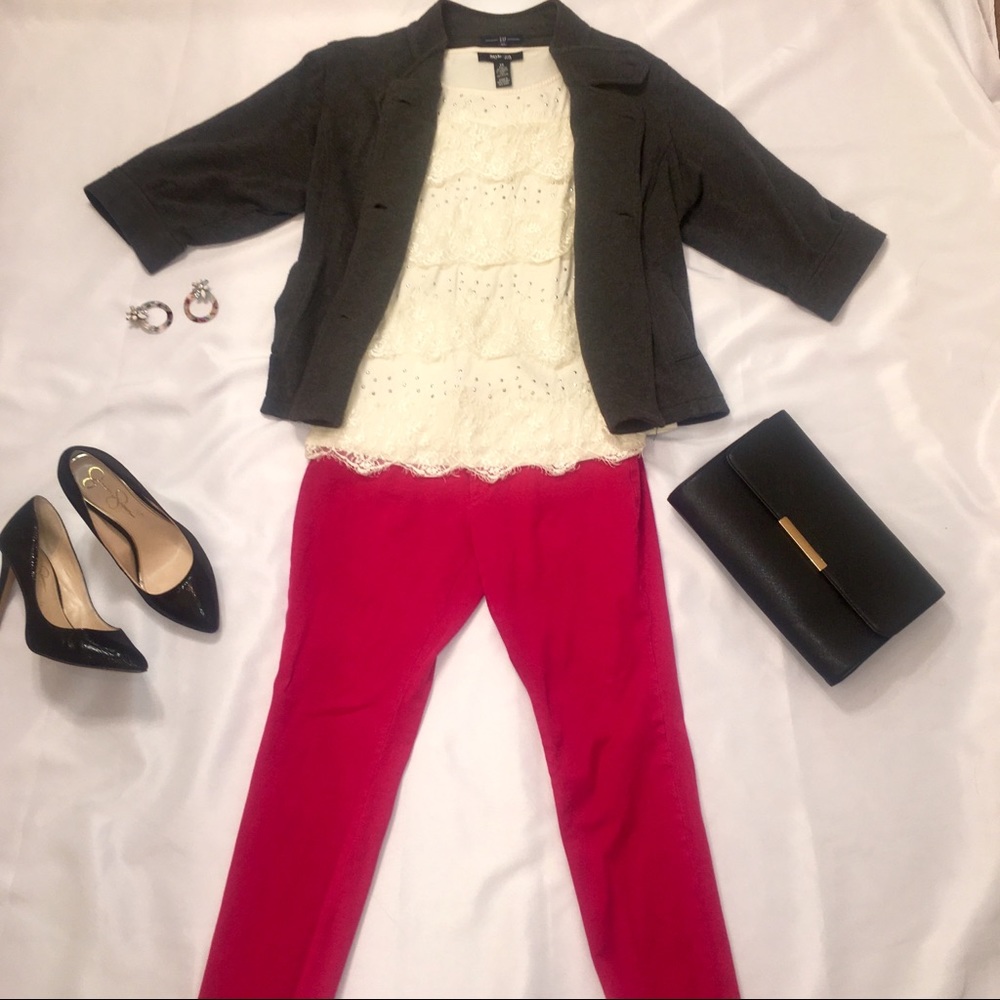Sleeveless top with lace ruffles